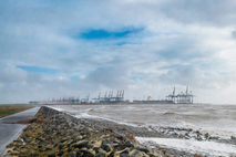 Containerhafen im Sturm
